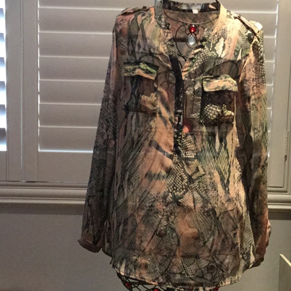 Snake prints top